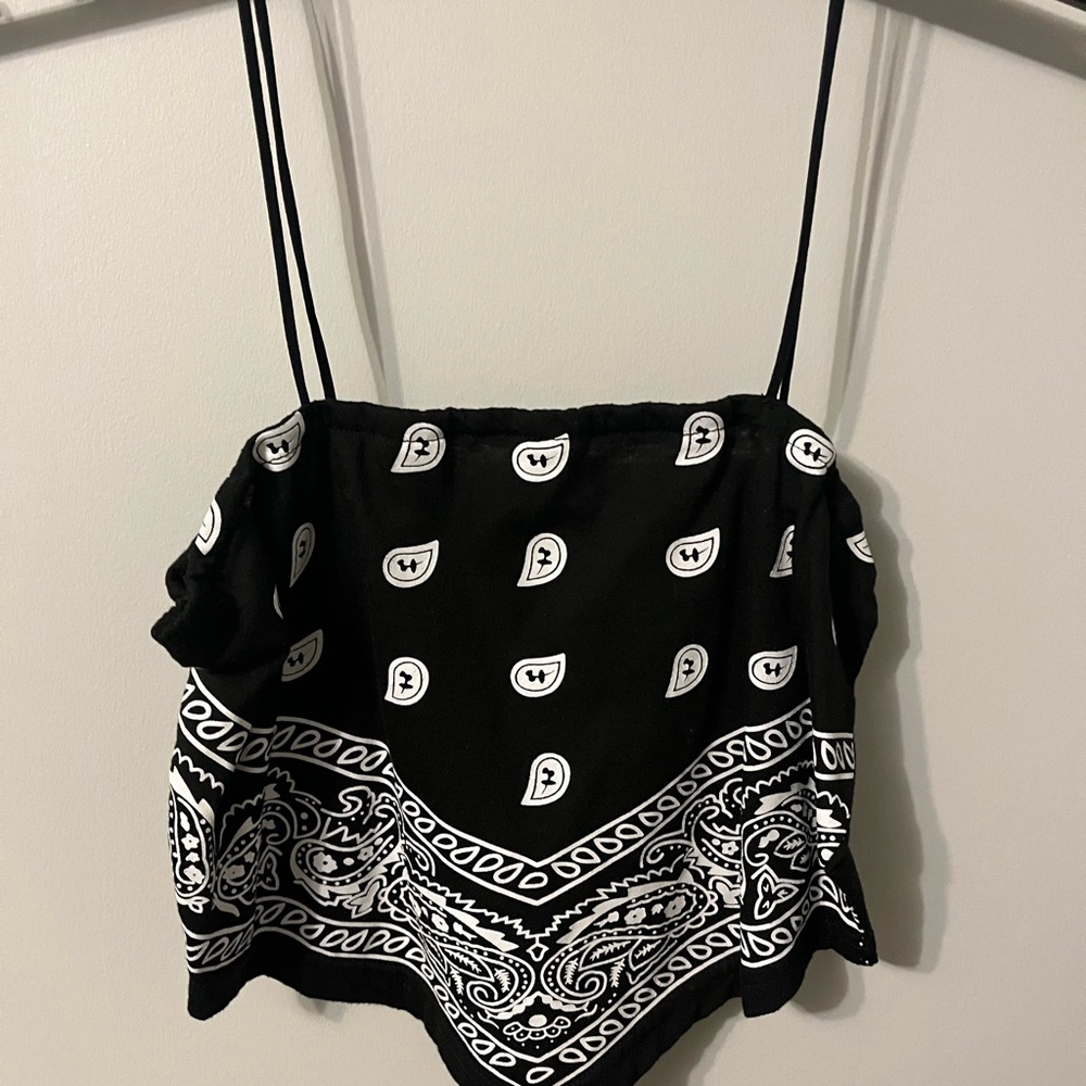 top de pañuelo con estampado paisley